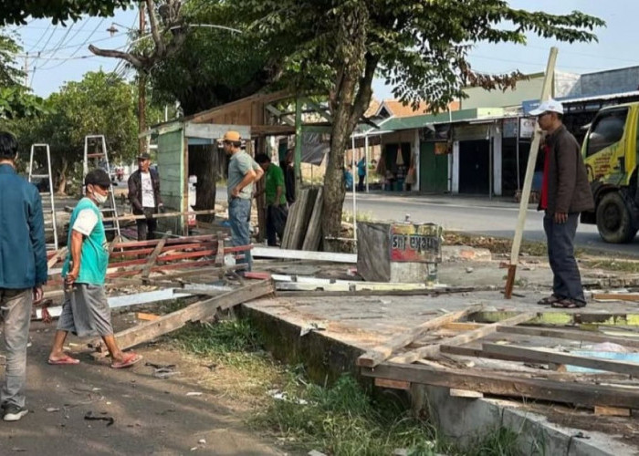 Antisipasi Banjir, Kecamatan Sukarame Bongkar Warung Liar di Atas Saluran Air