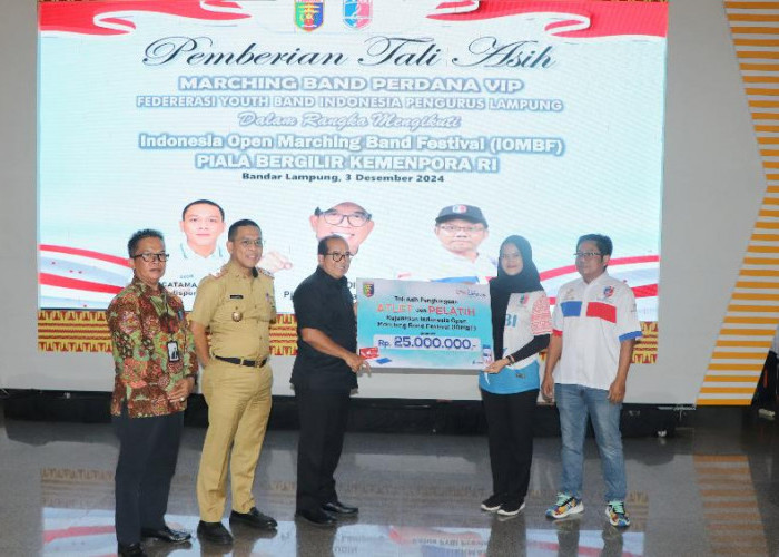 Pj Gubernur Lampung Serahkan Penghargaan kepada Marching Band FYBI, Juara Umum IOMBF 2024