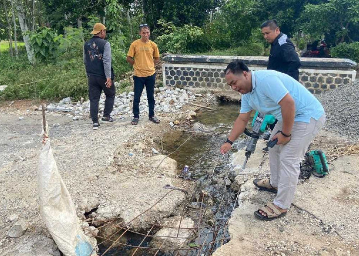Anggota DPRD Tinjau Jembatan Rusak di Desa Jagang, Besi Korosi Jadi Penyebab