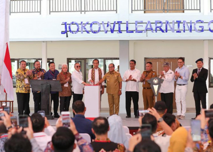 Pj Gubernur Samsudin Dampingi Presiden Jokowi Resmikan Gedung JLC di SMA Kebangsaan,Lampung Selatan