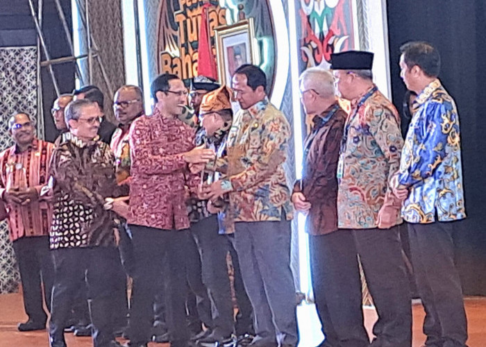 Pj Bupati Lampung Barat Terima Penghargaan Revitalisasi Bahasa Daerah 