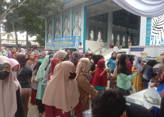 Warga Serbu Pasar Murah di Parkiran Masjid Raya Airan 