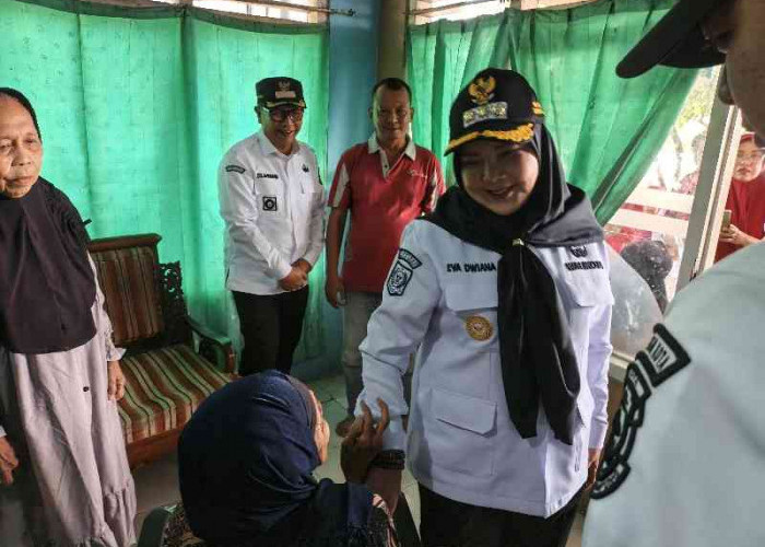 Pemkot Bandar Lampung Salurkan Alkes Door to Door, 10 Kursi Roda Diberikan ke Warga