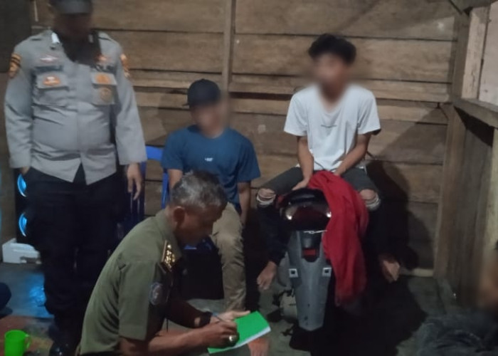 Gerebek Tempat Penjualan Miras, Satpol-PP Lampung Barat Gelandang 10 Pemuda yang Tengah Berpesta