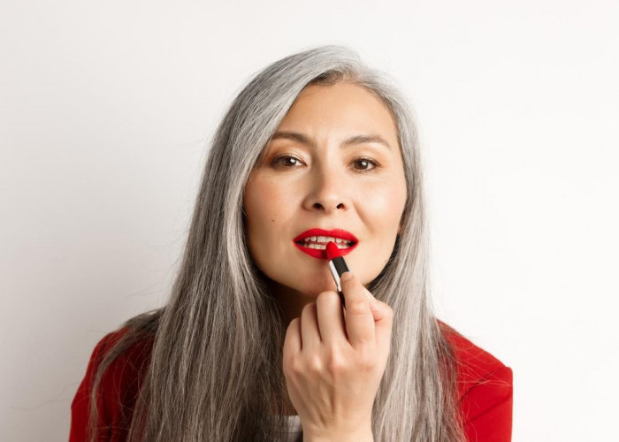 7 Lipstik Ber-Moisturizer Terbaik untuk Usia 40 Tahun ke Atas