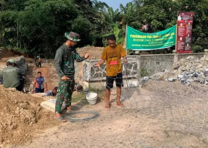 Jelang Penutupan TMMD Kodim 0421, TNI bersama Warga Desa Budi Lestari Kebut Pemasangan Bronjong