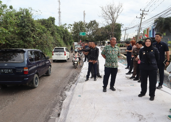 Wali Kota Eva Dwiana Tinjau Perbaikan Jalan Tirtayasa di Sukabumi