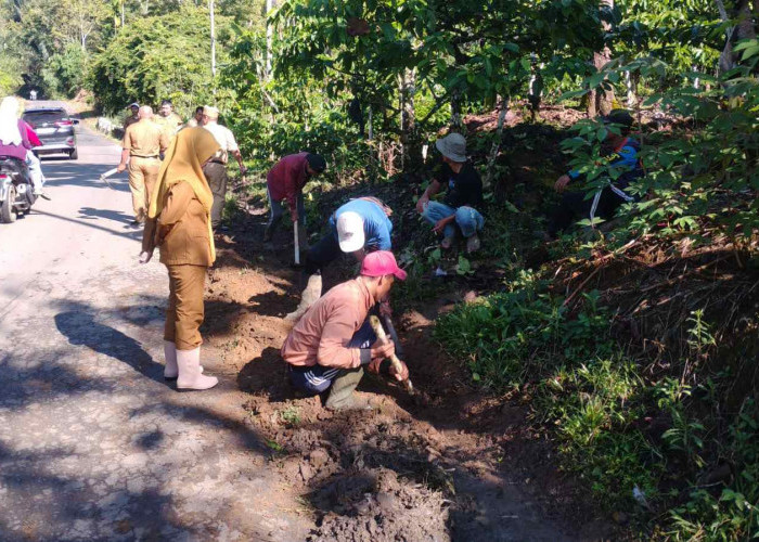 Camat Kebuntebu Turun Tangan, Gotong Royong Bangun Siring Darurat Tangani Genangan Jalan