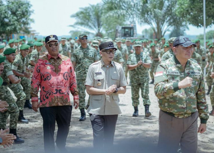 Gubernur Mirza Dampingi Menhan Kunker ke Yonif 848, Soroti Program Swasembada Pangan