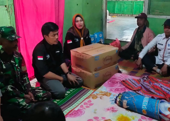 Pendamping PKH dan Komunitas Peduli Sesama Lampung Barat Serahkan Donasi ke Keluarga Penderita Meningitis