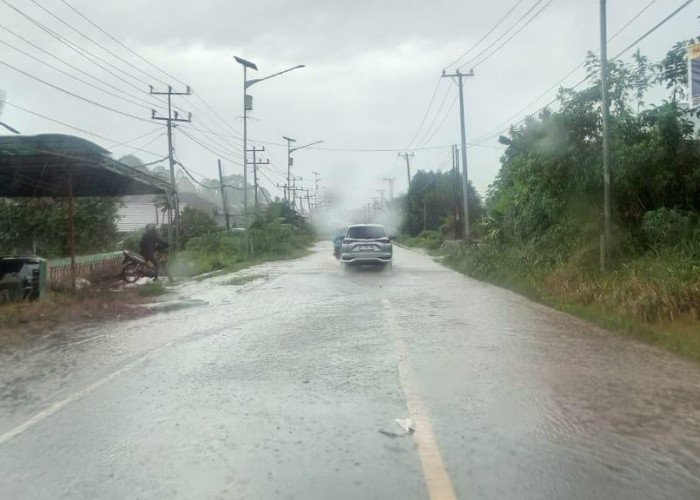 Tidak Ada Drainase, Jalan Nasional di Pemangku Teratas Kerap Tergenang