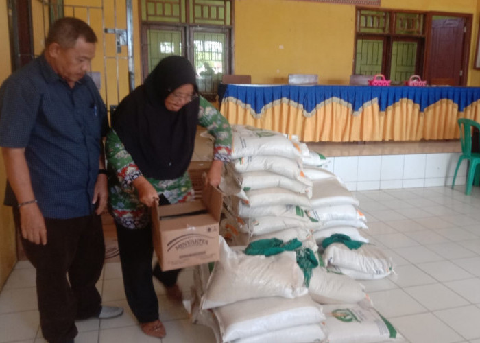 Pemdes Candimas Salurkan Bantuan Beras dan Minyak Goreng untuk 420 Warga