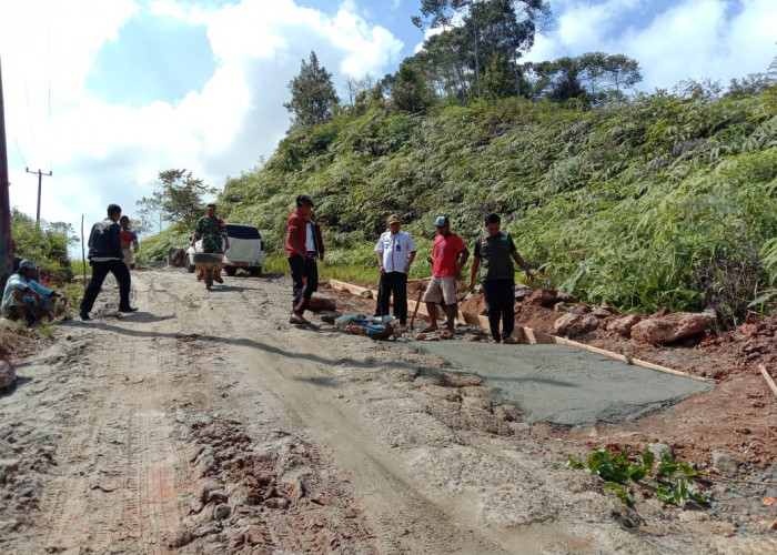 Warga Pekon Sukajaya Swadaya Perbaiki Jalan Poros Kecamatan Pagardewa