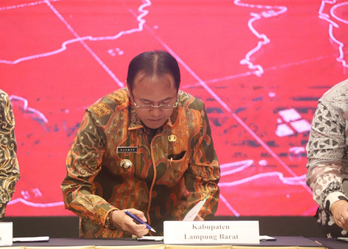 Pj Bupati Lampung Barat Melakukan Penandatanganan PKS Optimalisasi Pajak Pusat dan Pajak Daerah