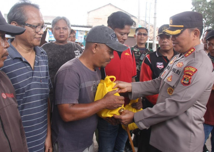 Pelayanan Presisi, Kapolresta Bandar Lampung Bagikan Paket Bantuan Sosial