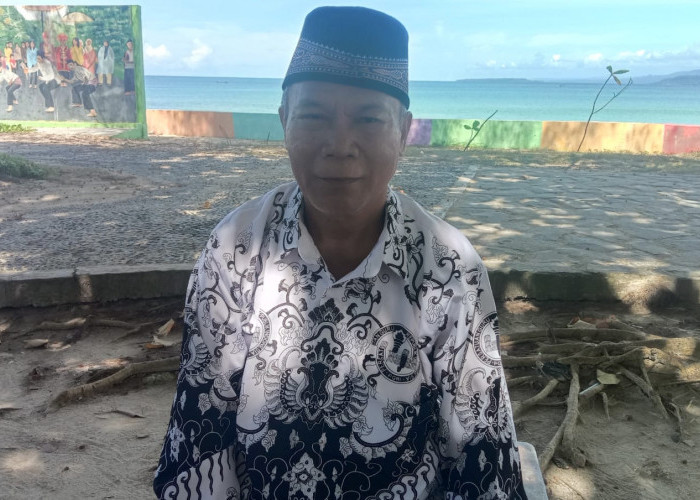 38 Tahun Ujang AS Mengabdi Jadi Guru Honorer di Wilayah Terisolir Pesbar