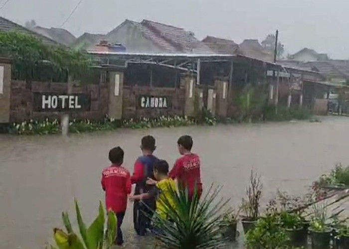 Banjir Langganan di Pajar Bulan Jadi Arena Bermain Anak-Anak