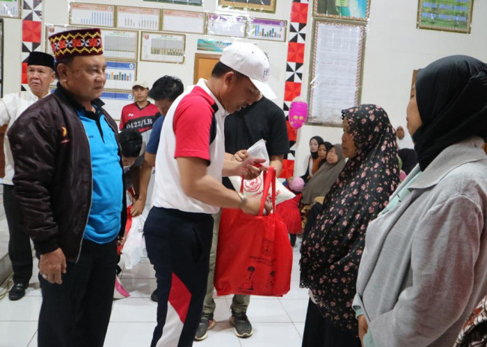 PM Beri Paket Sembako Untuk 350 Lansia di Kecamatan Sekincau    