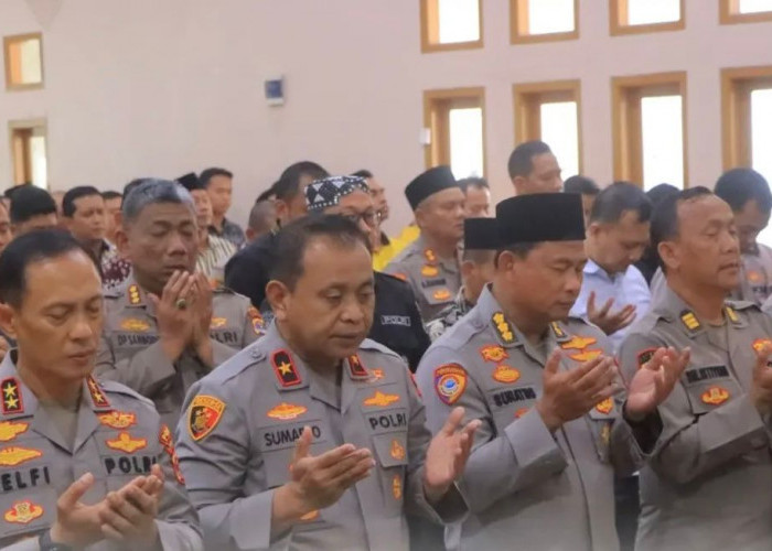 Polda Lampung Gelar Shalat Ghaib untuk Korban Bencana Alam di Sumatera