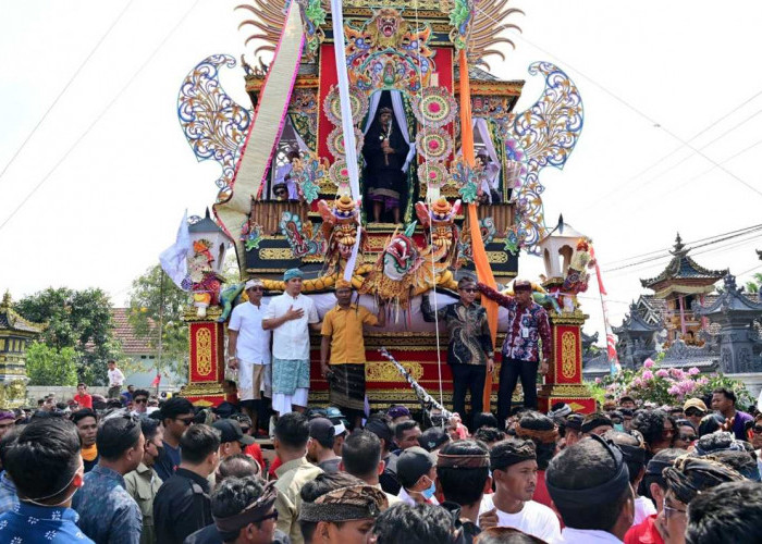 Diarak di Atas Bade Raksasa, Bupati Egi Janjikan Balinuraga Jadi Destinasi Wisata 2027