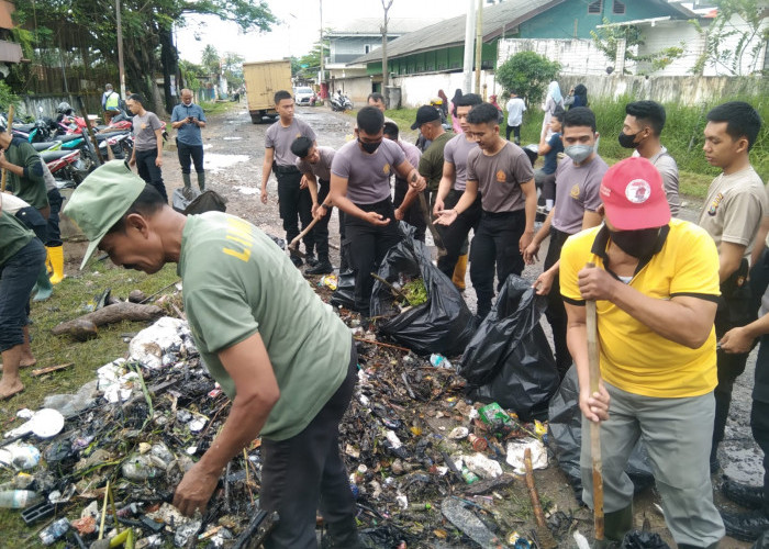 TNI-Polri Bersama Warga Way Lunik Bersihkan Sungai Kemiri dari Sampah