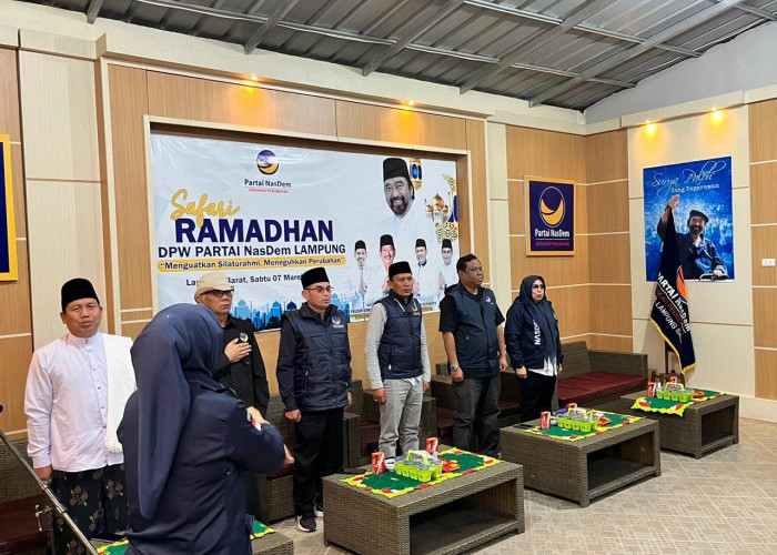 Safari Ramadhan, NasDem Lambar Bagi Takjil di Tugu Liwa dan Salurkan 300 Paket Sembako