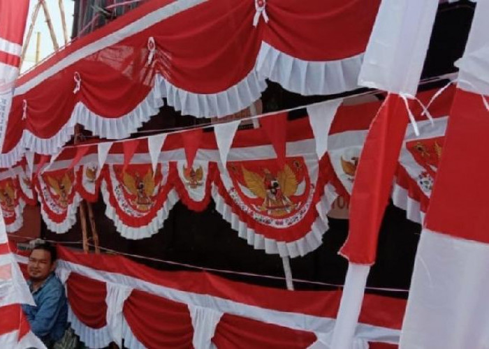 Fenomena Tahunan Jelang HUT RI Banyak Pedagang Bendera di Pinggir Jalan di Bandar Lampung 