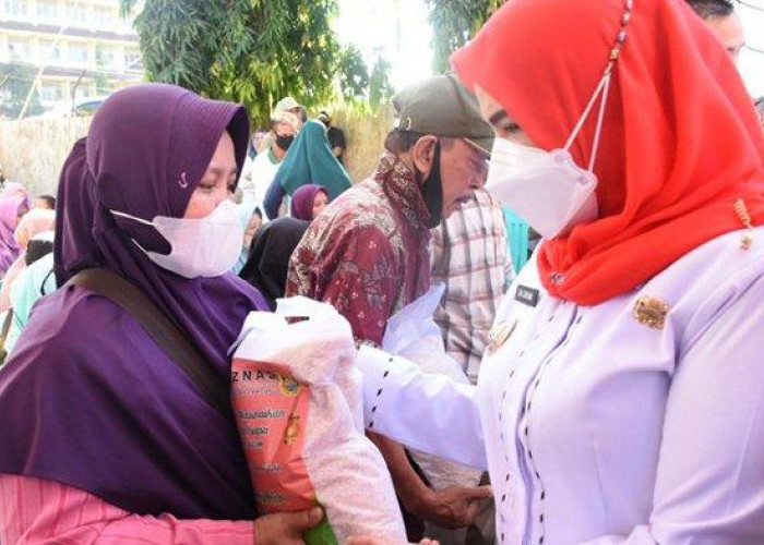 Pemkot Bandar Lampung dan Baznas Salurkan Beras 5 Kg Bagi Warga Kurang Mampu
