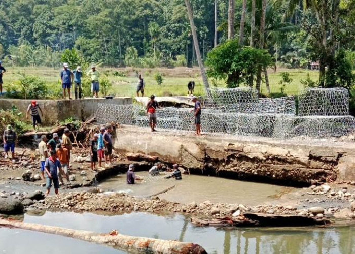 Masyarakat Way Nukak Swadaya Perbaiki Bendungan Jebol