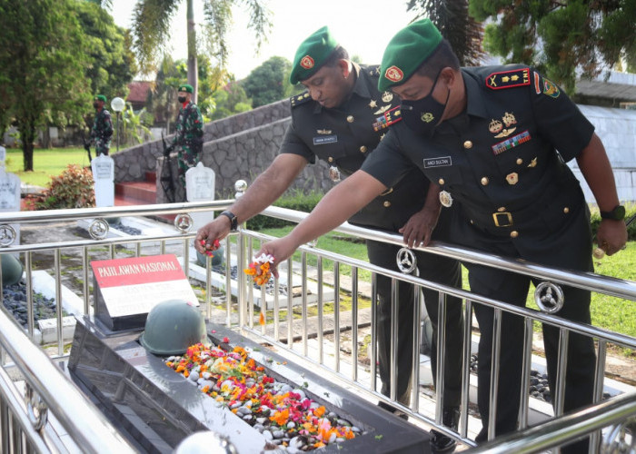 Peringati HUT Korem Ke-75, Kasdim KBL Ziarah dan Tabur Bunga di Makam Pahlawan