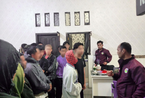 Obat Batuk untuk 'Ngefly', Satu Bandar dan 18 Remaja Diamankan