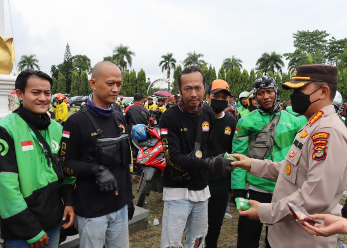 Kawal Aksi Unjuk Rasa, Personel Polresta Bandar Lampung Bagikan Air dan Makanan
