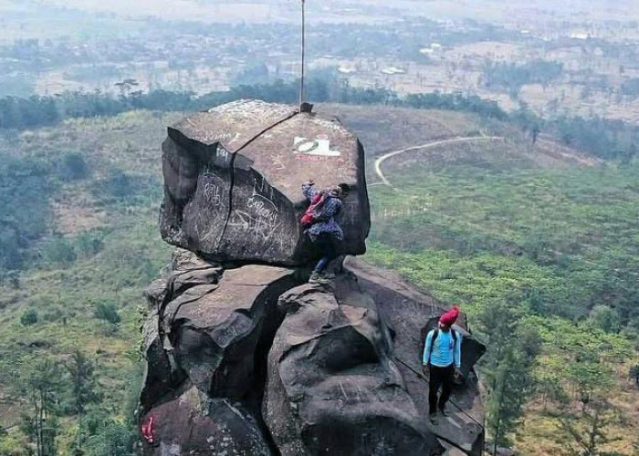 Pesona Batu Agung di Bukit Goa Lawa Tegal, Panorama Eksotis dan Watu Semar