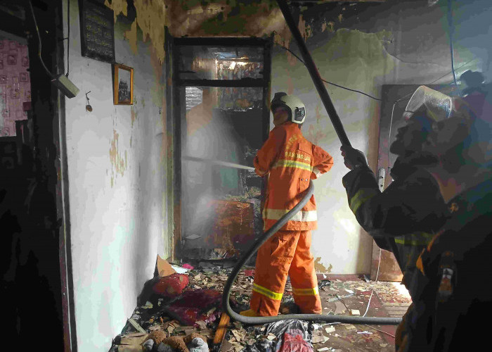Diduga Berawal dari Pembakaran Sampah, Rumah Tiga Lantai di Kedaton Terbakar