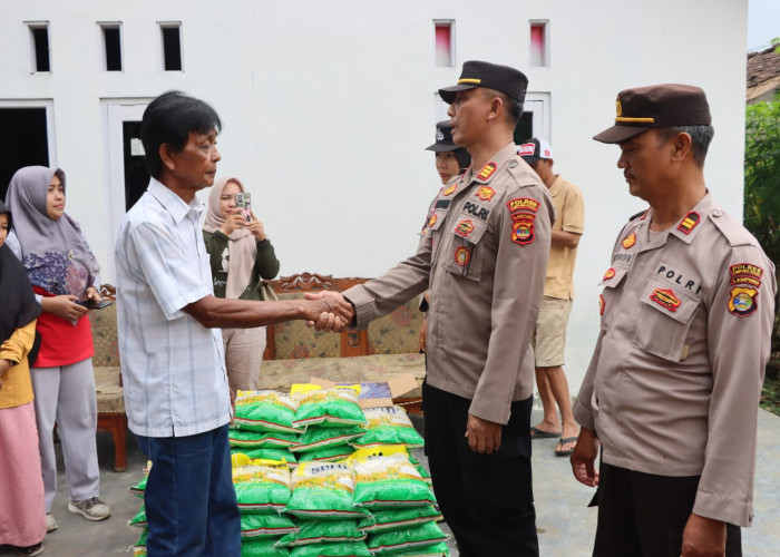 Pasca Banjir, Polres Lampung Utara Bagi 58 Paket Sembako di Kota Alam