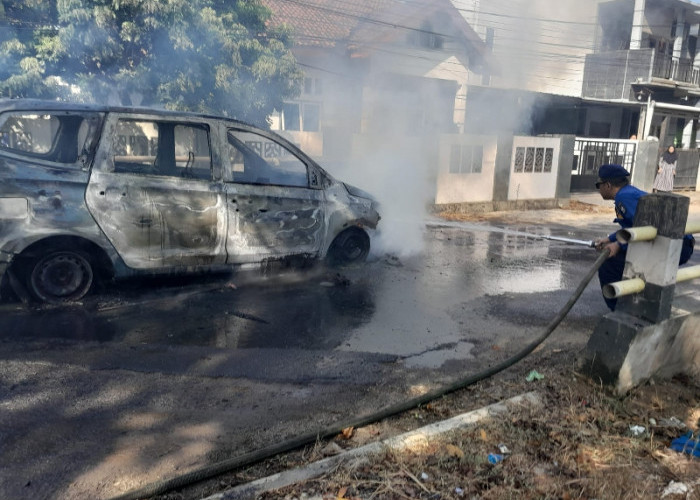Diduga Korsleting Listrik, Sebuah Mobil di Way Kandis Terbakar, Satu Orang Alami Luka Bakar Ringan