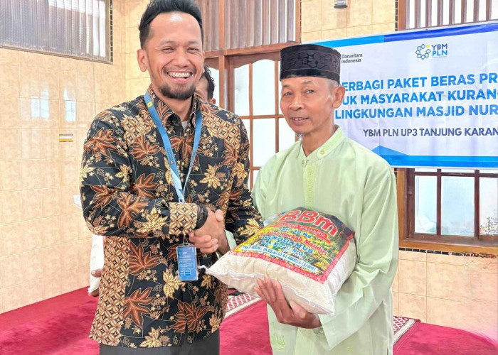 YBM PLN UP3 Tanjung Karang Salurkan Beras Premium untuk Warga Beringin Raya