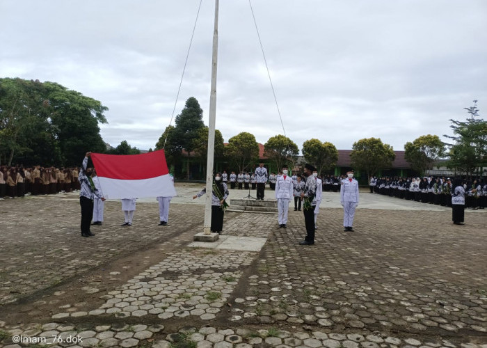 Sekretaris PGRI Lambar Jadi Pembina Upacara HGN dan HUT PGRI di Sekincau 