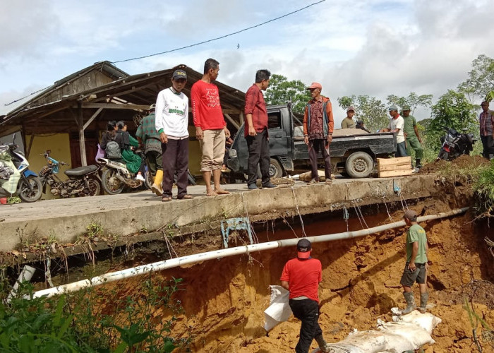 Camat dan Peratin Kerahkan Warga Gotong Royong Tangani Longsor Jalan Poros Kecamatan 
