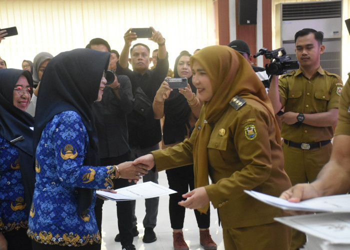 Eva Dwiana Serahkan 103 SK Pensiunan PNS Kota Bandar Lampung