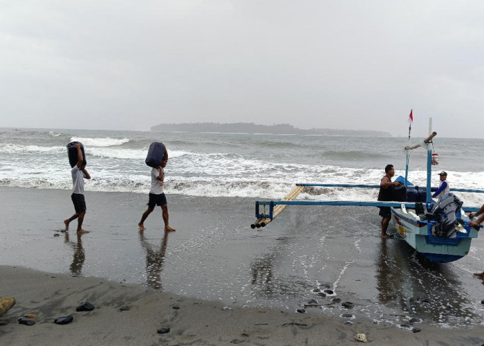 Cuaca Ekstrem Tak Surutkan PLN Jaga Pasokan Listrik Pulau Terluar Lampung Tetap Aman