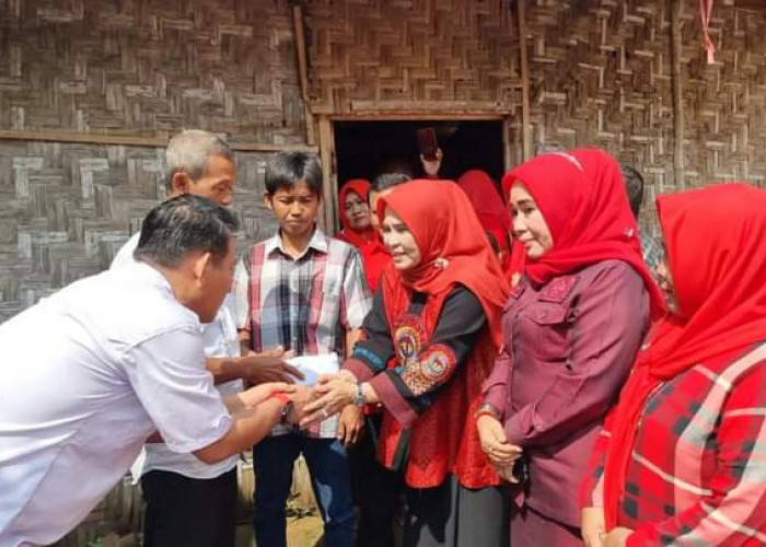 Ketua PKK Lampung Selatan Serahkan Bantuan Program Bedah Rumah kepada Warga Rejomulyo