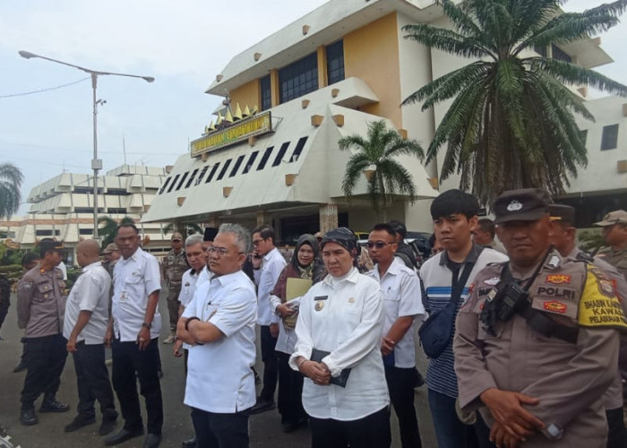 Temui Massa Aksi, Ketua Komisi I Yozi Rizal : DPRD Lampung Konsisten Tegakkan Aturan 