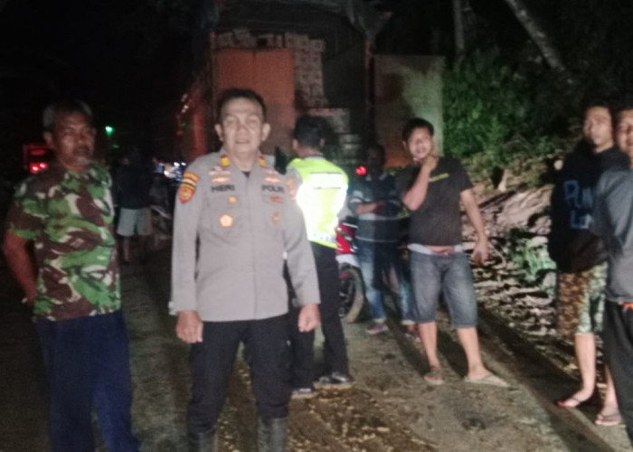 Personil Polsek Pesut Urai Kemacetan di Ruas Jalinbar