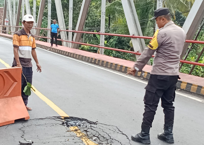 Hati-Hati! Jembatan Penghubung Lampung Utara Alami Rusak Parah