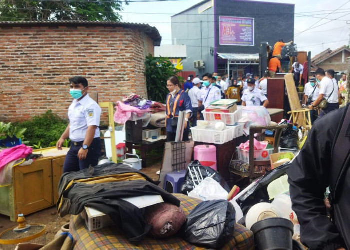 PT KAI Divre IV Tanjung Karang Tertibkan Rumah dan Belasan Kios di Pasar Gintung Bandar Lampung
