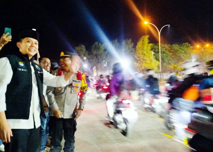 Tinjau Arus Mudik Dini Hari, Bupati Egi Sapa Pemudik Motor di Bakauheni