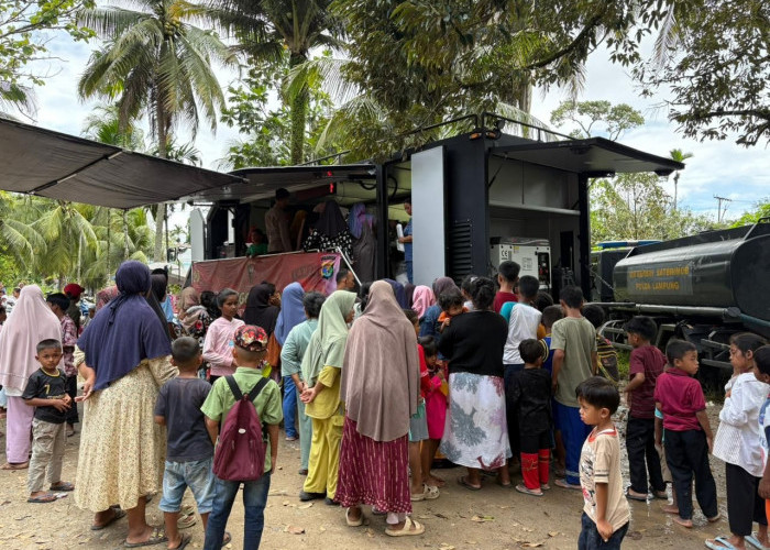 Brimob Lampung Bantu Penuhi Kebutuhan Makan Warga Pascabencana di Sumbar
