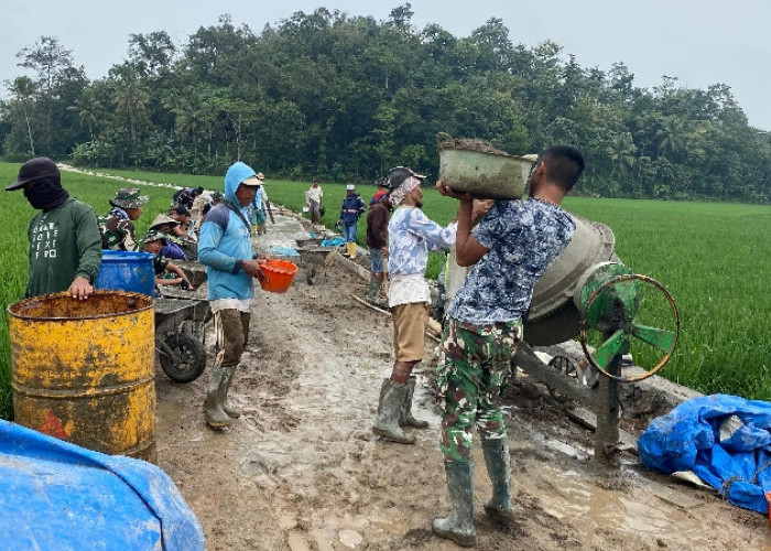 Cuaca Mendukung, Semangat Satgas TMMD 127 Kodim 0421/LS Menyala di Desa Gunung Rejo