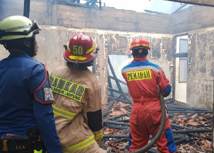 Damkar Bandar Lampung Padamkan Kebakaran Gedung Kosong Seluas 300 Meter Persegi
